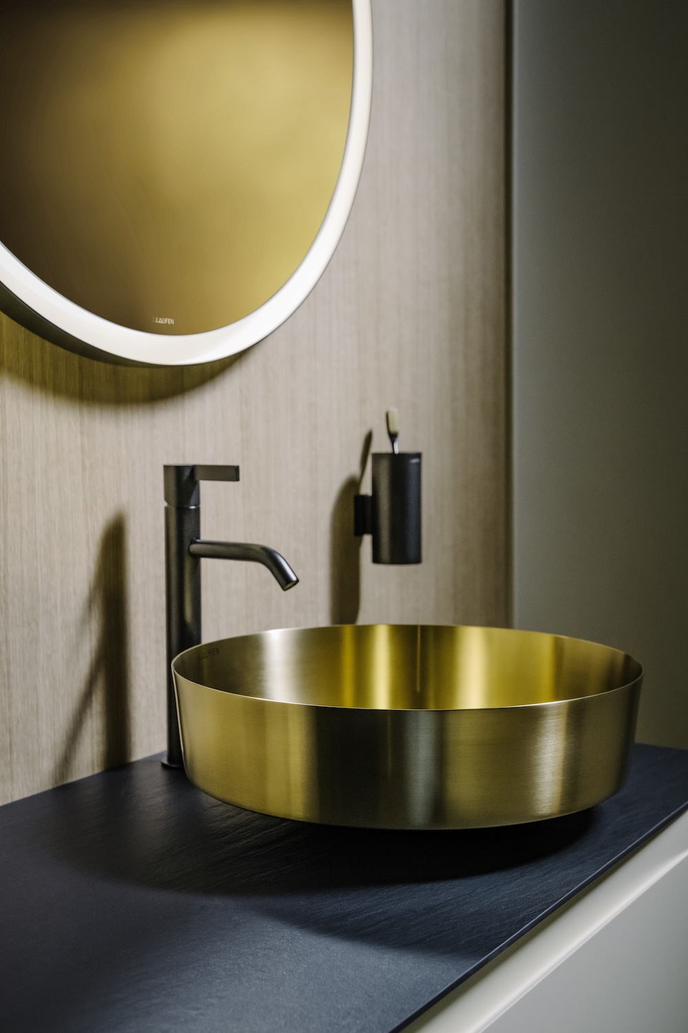 FotoOntdek de waskom in geborsteld roestvrij staal